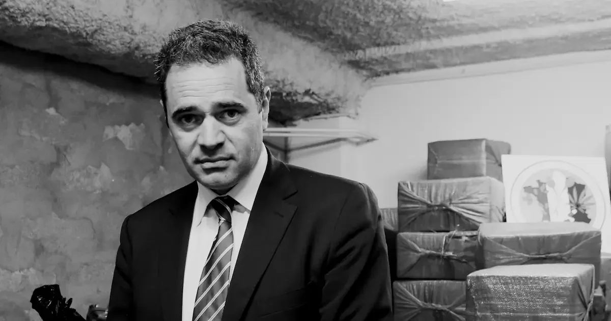 François Thierry, alors chef de l'Office central français pour la répression du trafic illicite de drogues, présente 2,5 tonnes de résine de cannabis saisies par la police française, le 14 décembre 2012 à Nanterre.