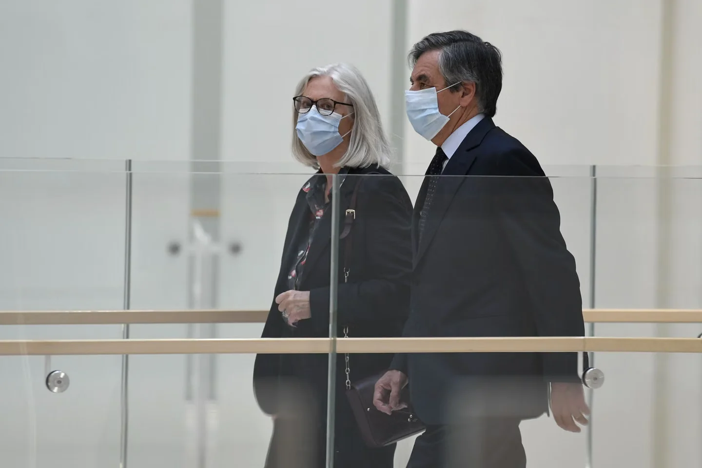 L’ancien premier ministre français François Fillon (à droite) et son épouse, Penelope Fillon (à gauche), au palais de justice de Paris, le 29 juin 2020.