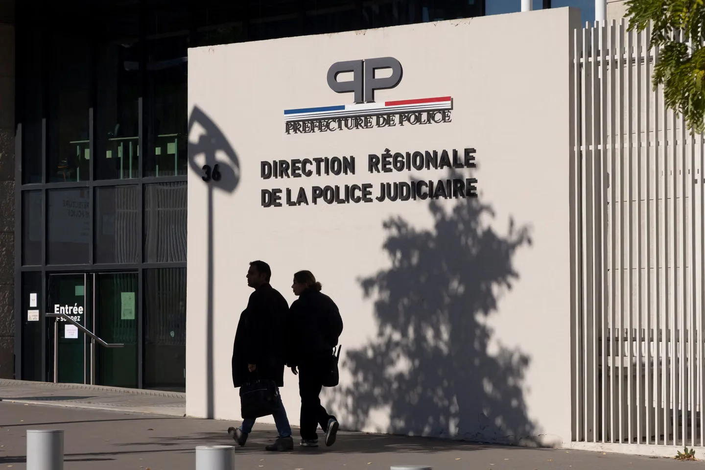 Devant la direction régionale de la police judiciaire, à Paris, le 11 octobre 2022.