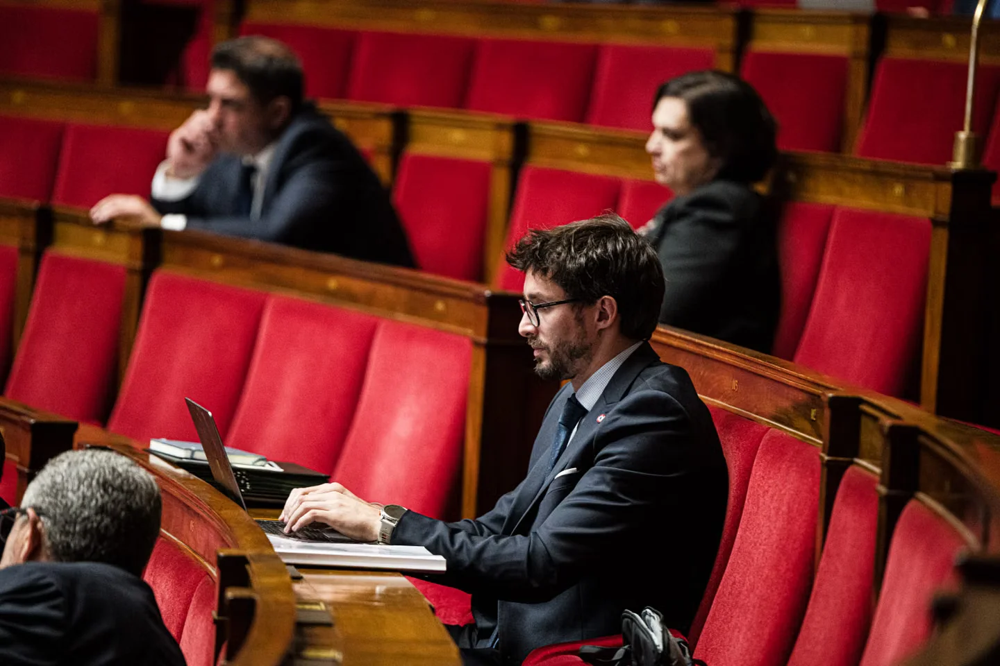 Paris, France le 21 octobre 2024 - Débat d'orientation et de programmation des finances publiques à l’Assemblée nationale. Le député UDR, Alexandre Allegret-Pilot, utilise son ordinateur. Budget 2025 : faire contribuer les retraités, un débat ultrasensible. Le gouvernement veut geler les pensions pendant six mois, ce qui a provoqué l’indignation de tous les partis politiques et une pluie d’amendements en commission.