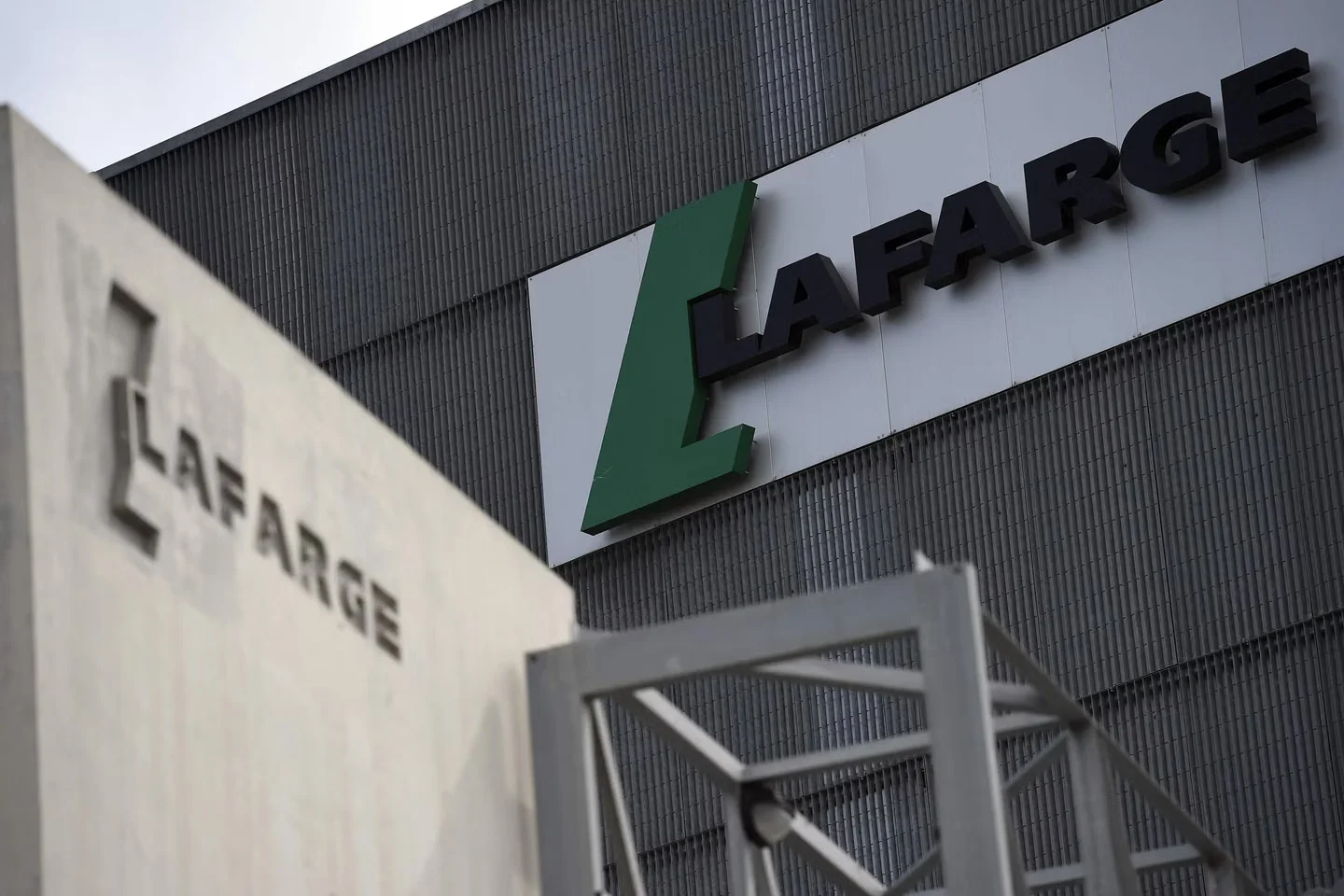 L’entreprise Lafarge est soupçonnée d’avoir versé entre 2013 et 2014 plusieurs millions d’euros à des groupes terroristes, dont le groupe Etat islamique (EI), afin de maintenir l’activité d’une cimenterie en Syrie, alors que le pays s’enfonçait dans la guerre.