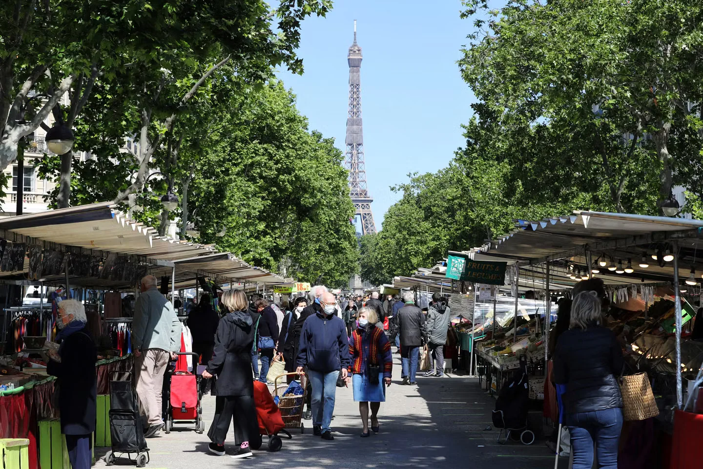 Sur un marché parisien, avenue de Saxe, en mai 2020.