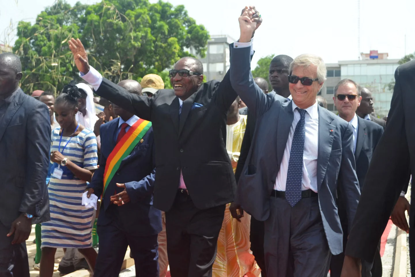 Alpha Condé et Vincent Bolloré, lors de l’inauguration du service de transport ferroviaire Blueline, dans le quartier de Kaloum, à Conakry, le 12 juin 2014.