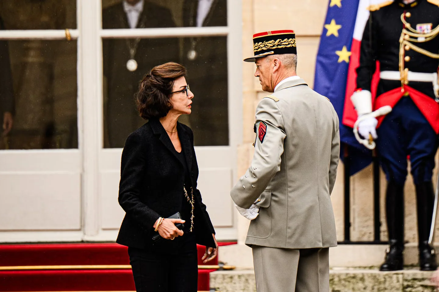 La ministre de la culture démissionnaire Rachida Dati et le général d'armée Thierry Burkhard, à Matignon, à Paris, le 10 septembre 2025.
