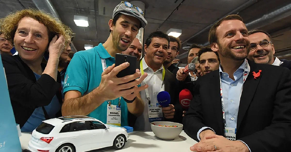 Muriel Pénicaud, alors directrice de l'agence publique Business France, et Emmanuel Macron, alors ministre de l'Economie, au salon de l'innovation technologique de Las Vegas en janvier 2016.