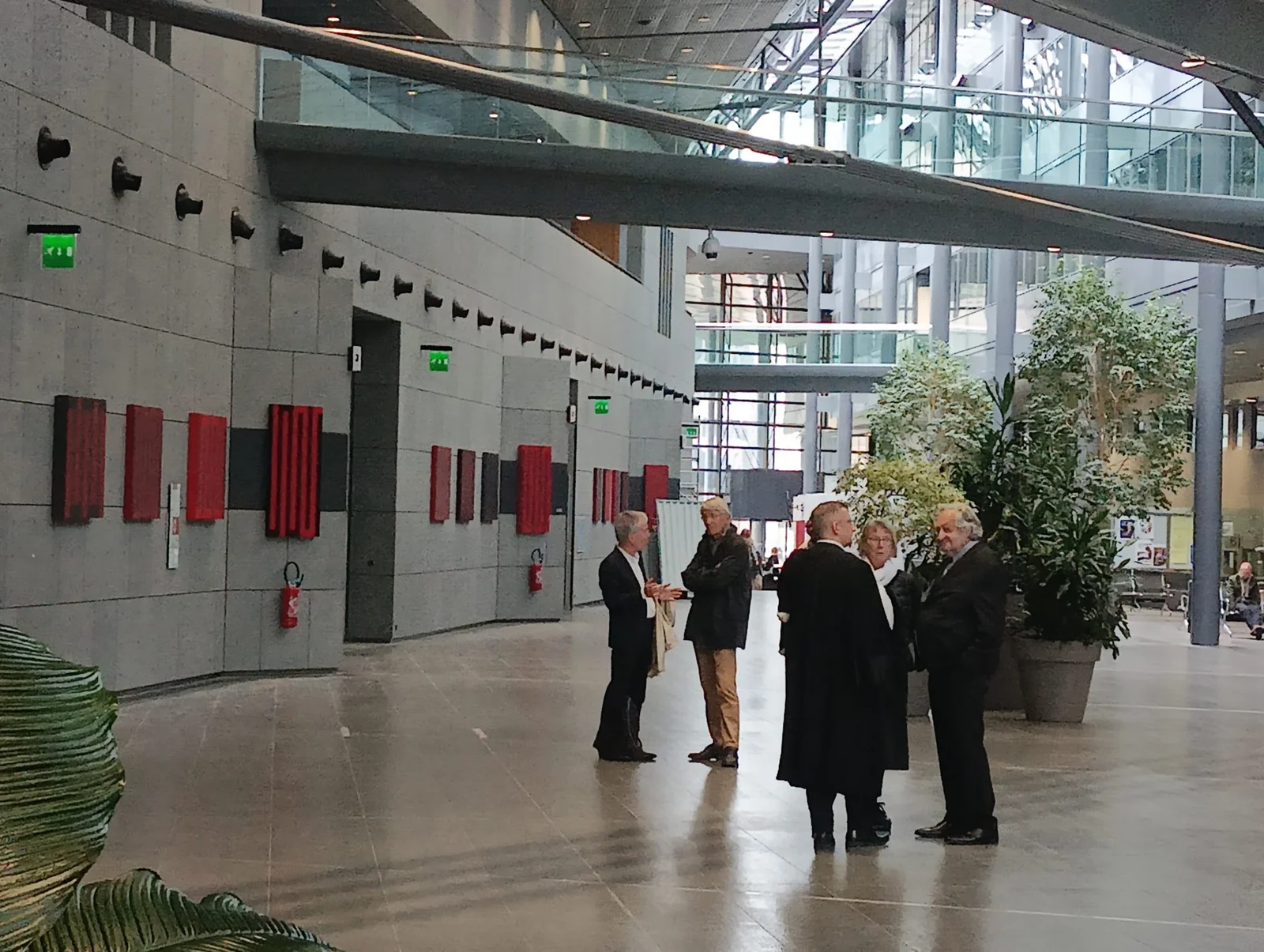 Les prévenus, Claus Habfast, Catherine Calmels et Alain Pilaud, aux côtés de Me Flavien Jorquera, avocat de ce dernier, avant leur comparution au tribunal correctionnel. © Manuel Pavard - Place Gre'net
