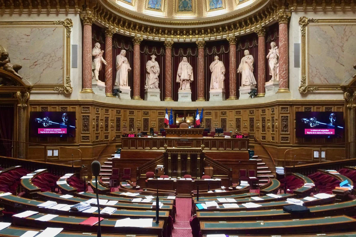 Sénat, l'hémicycle (Wikimedia Commons)