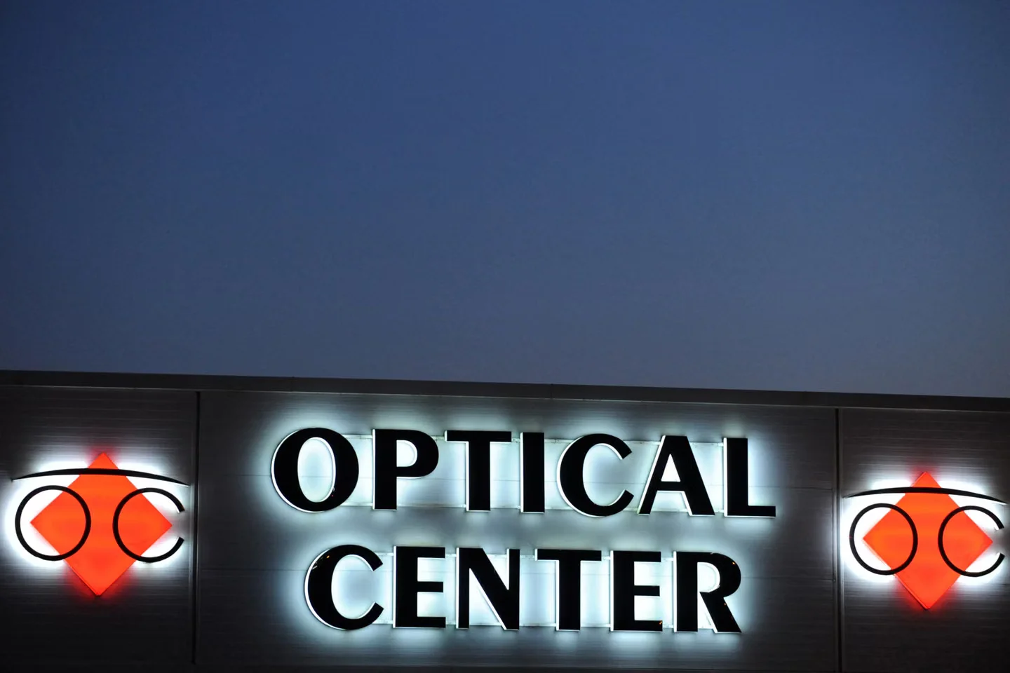 L’enseigne d’une boutique Optical Center à Douarnenez, le 21 février 2013.